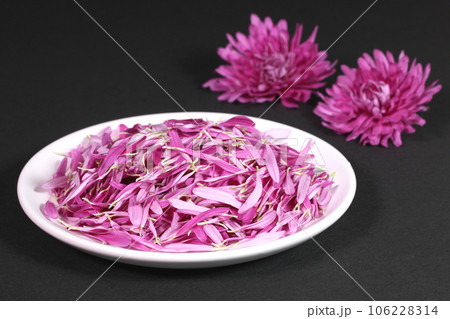 食用菊と皿の上の食用菊の花びら 106228314