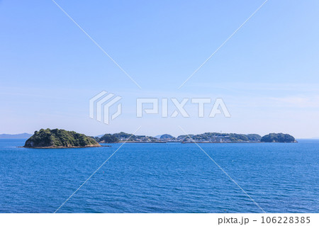日間賀島の高台から見た築見島と篠島　愛知県南知多町 106228385