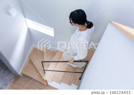 階段を降りる女性　 woman climbing stairs 106228453