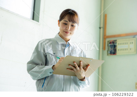 工場 倉庫 作業服の女性 工場 倉庫 作業服の女性 106229322