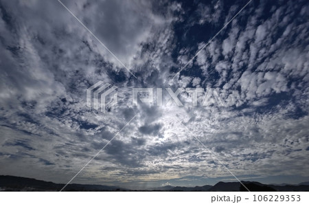 空一面が多様な雲に覆われた朝空・夏・超広角・空主体・230819am 106229353
