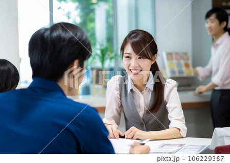 笑顔で話をする女性社員　AI生成画像　AI画像 106229387