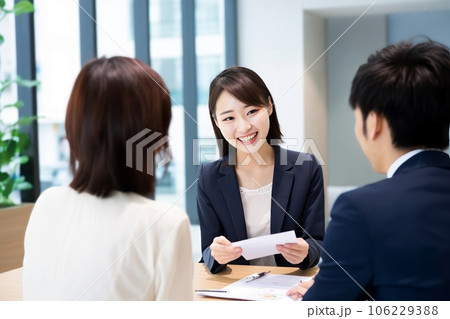 笑顔で話をする女性社員　AI生成画像　AI画像 106229388