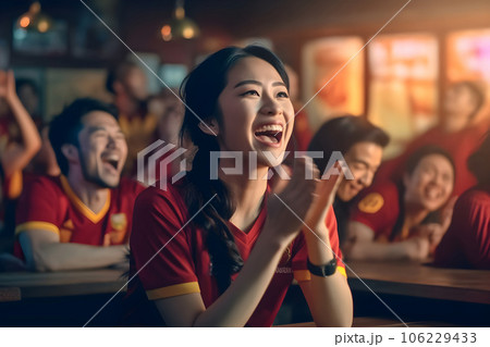 スポーツバーで観戦する女性5　AI生成画像 106229433