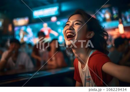 スポーツバーで観戦する女性6　AI生成画像 106229434