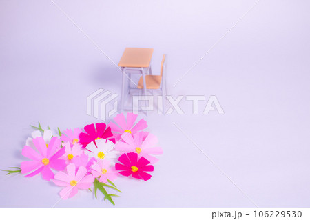 秋の学校イメージ 学校机と色紙で作ったコスモスの花 5 秋の学校イメージ 学校机と色紙で作ったコスモスの花 5 106229530