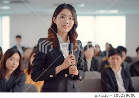 セミナーで質問をする女性1　AI生成画像 106229680