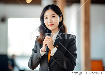 セミナーで質問をする女性2　AI生成画像 106229681