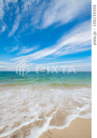 砂浜から眺める青い海と波の景色 砂浜から眺める青い海と波の景色 106230308