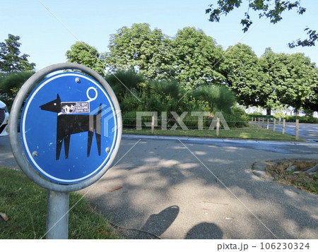 スイス ローザンヌ レマン湖畔の公園 犬の散歩のマナー看板 スイス ローザンヌ レマン湖畔の公園 犬の散歩のマナー看板 106230324