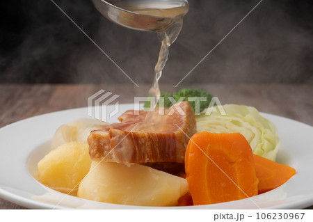 ポトフ　スープを注ぐ 106230967