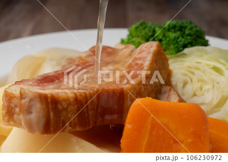 ポトフ　スープを注ぐ 106230972