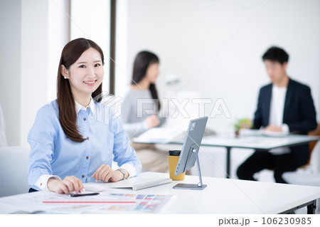 建築士・インテリアデザイナー・デスクワーク 建築士・インテリアデザイナー・デスクワーク 106230985