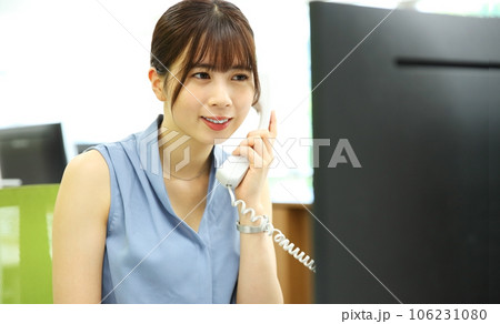 オフィスで仕事をする若い女性社員イメージ 106231080