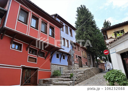 ブルガリア・プロブディフ、旧市街の裏路地 106232088