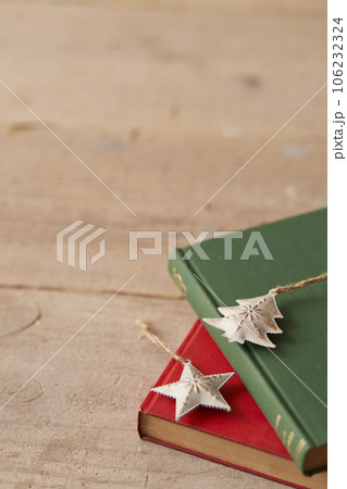 クリスマスイメージ 古い洋書の上に置かれたオーナメント クリスマスイメージ 古い洋書の上に置かれたオーナメント 106232324
