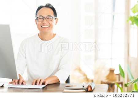 在宅ワークをするミドル男性 106232571