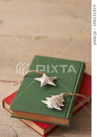 クリスマスイメージ  古い洋書の上に置かれたオーナメント 106232924