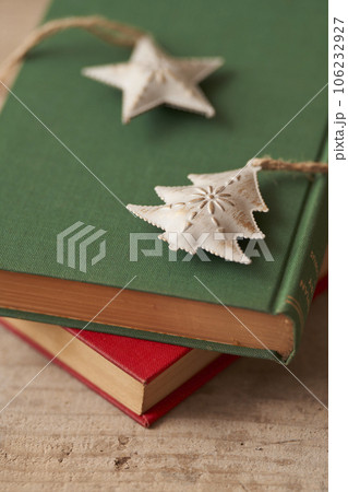 クリスマスイメージ  古い洋書の上に置かれたオーナメント 106232927