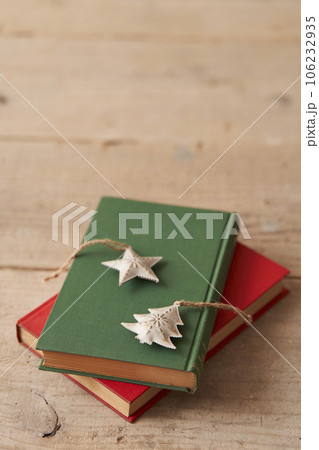 クリスマスイメージ 古い洋書の上に置かれたオーナメント クリスマスイメージ 古い洋書の上に置かれたオーナメント 106232935