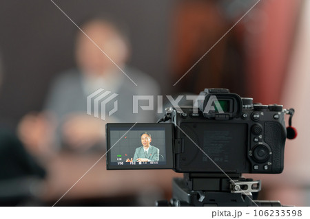 話をする男性 対談 収録 動画 話をする男性 対談 収録 動画 106233598