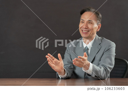 話をする男性　対談 106233603