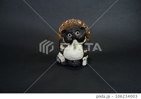 黒背景でタヌキの置物 106234003