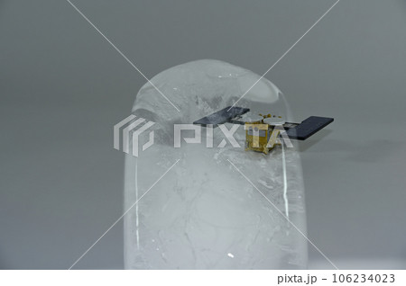 氷柱から脱出する宇宙探査機 氷柱から脱出する宇宙探査機 106234023