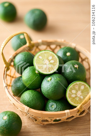 かごに持った酢橘 徳島県産 かごに持った酢橘 徳島県産 106234116