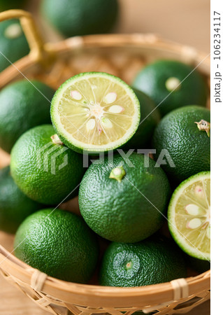 かごに持った酢橘 徳島県産 かごに持った酢橘 徳島県産 106234117