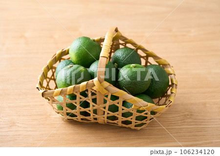 かごに持った酢橘　徳島県産 106234120