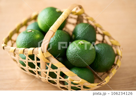 かごに持った酢橘 徳島県産 かごに持った酢橘 徳島県産 106234126