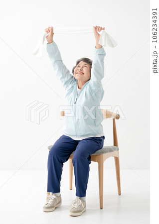 タオルを使ってストレッチをするシニア女性 106234391