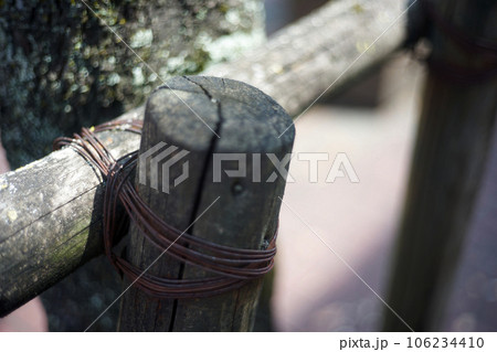 公園の柵のある風景・マクロ 106234410