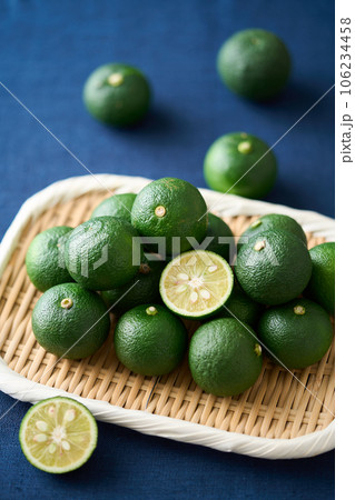 ざるに持った酢橘　徳島県産 106234458