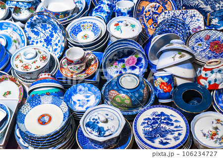 Many colorful plates and cups in vietnamese market 106234727