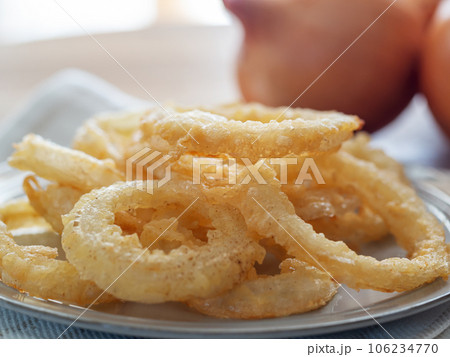 お皿に盛られたオニオンリング 106234770