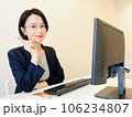 在宅ワークでポイント！のポーズをする女性 106234807