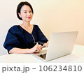 オンライン英会話をする日本人女性 106234810