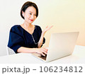 笑顔でオンライン会議をする女性 106234812