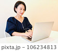 オンライン英会話をする日本人女性 106234813