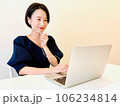 有線イヤホンでリモート会議をする女性 106234814