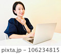 笑顔でオンライン会議をする女性 106234815