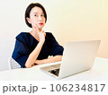 パソコンの前で迷う女性 106234817