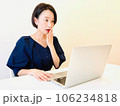 リモートワークで驚きを隠せない女性 106234818