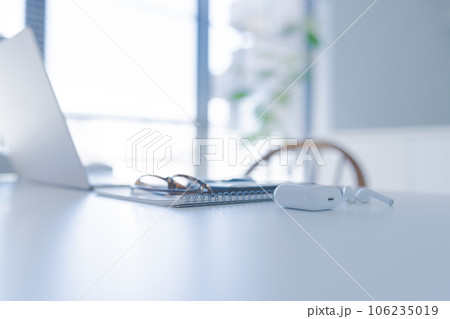 パソコンのある自宅の風景 パソコンのある自宅の風景 106235019