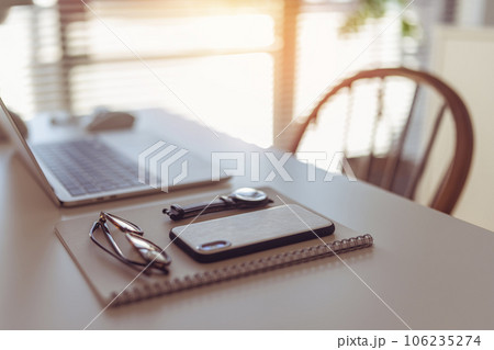 パソコンのある自宅の風景 パソコンのある自宅の風景 106235274