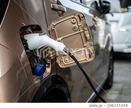 電気自動車の充電 106235339