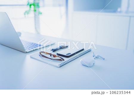 パソコンのある自宅の風景 パソコンのある自宅の風景 106235344