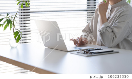 自宅で在宅ワークをする女性　PC 106235350